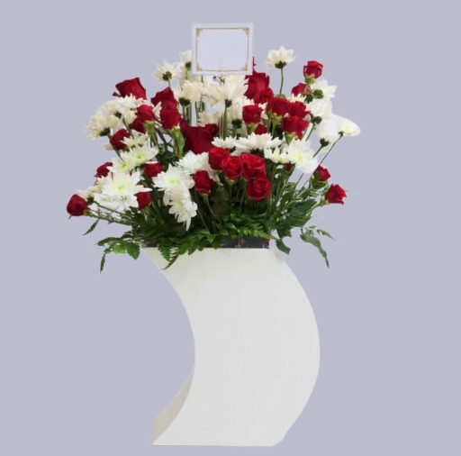 🌹 Crimson Crescent Bloom