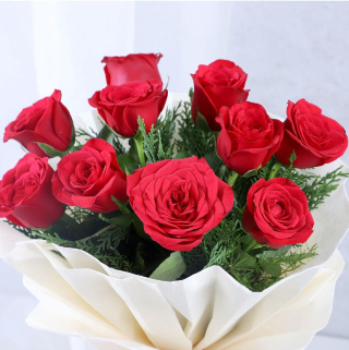 Butterscotch Cake with Classic Red Roses - Image 3