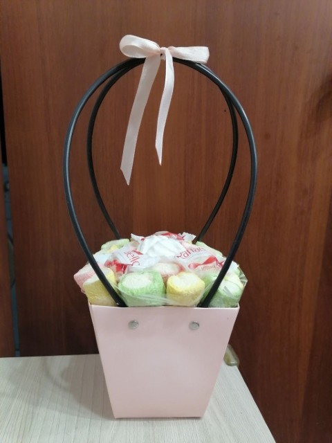 🍬 Elegant Candy Basket