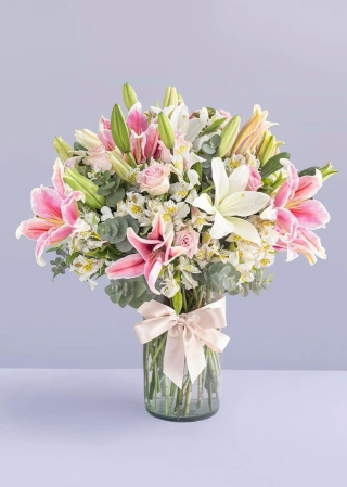 Elegant Lily and Rose Bouquet