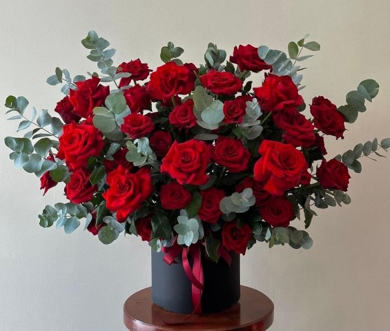 🌹 Crimson Luxe Rose Dome