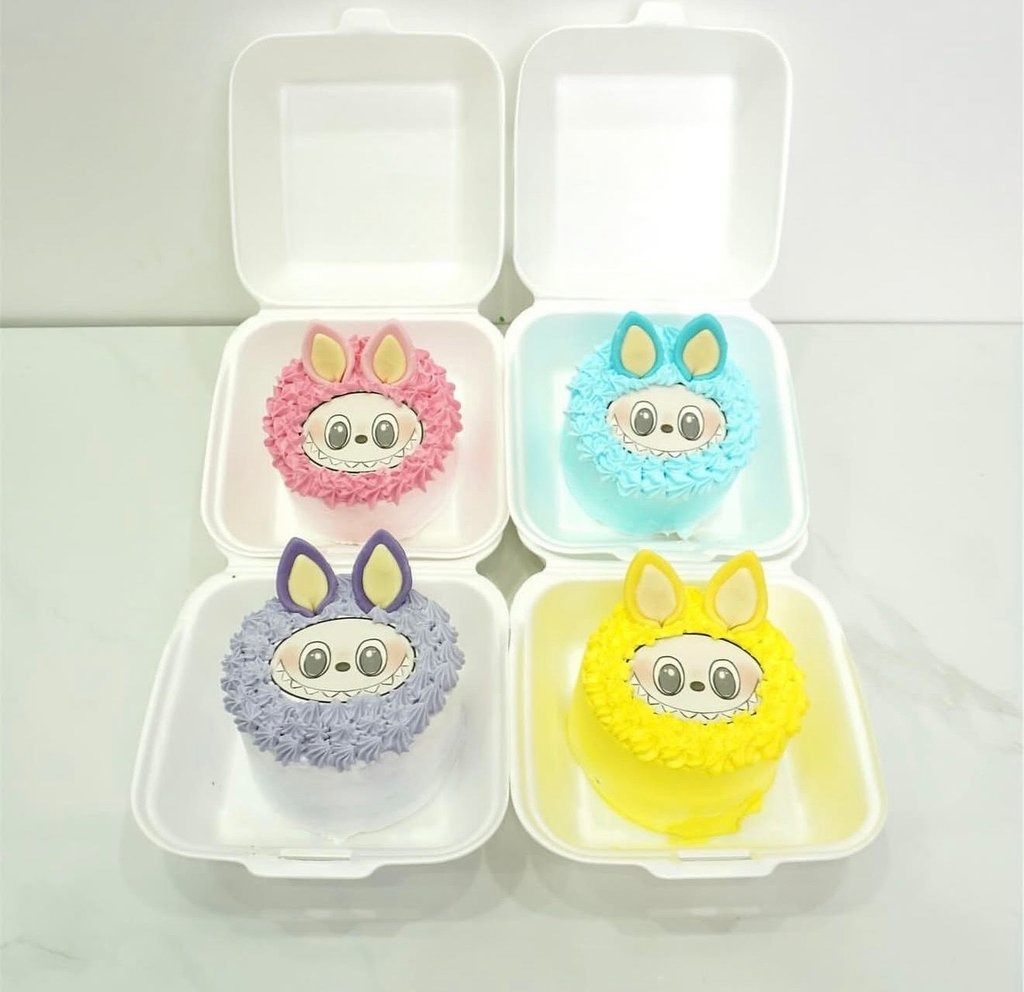 👾 Colorful Fluffy Monster Mini Cakes – Set of 4